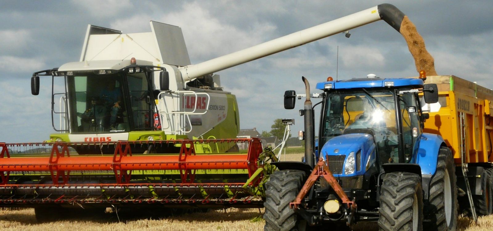 Høst. Mejertærsker og traktor